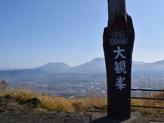 嵐ＪＡＬ　ＣＭ「山に願いを」に出てくる風景です
相葉ちゃんが叫ぶ「あの山スッゲェ!」の山は阿蘇五岳
お釈迦さまが横たわる姿に見えますね

ＣＭはこのあたりで撮影されたと思うのですが

「九州来てヨカッター!」と叫びたくなる絶景です