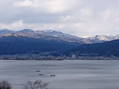 1泊2日で白川郷と兼六園、五箇山をめぐるバスツアーに参加。

横浜を出発し中央高速で諏訪までやってきました。「御神渡り」で有名な諏訪湖ですがこの日の湖は隅の方が少し凍っているだけ。2013年の1月を最後にここ数年「御神渡り」は見られていないそうです。でも展望台の風は冷たかった～！

