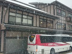 平湯のレストハウスで一休み

かなりの勢いで雪が降っています。
