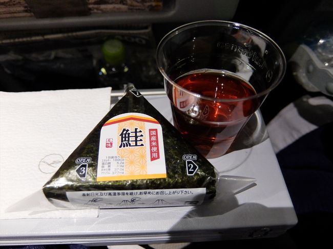 軽食はおにぎり。