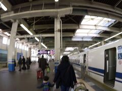 広島駅へ戻ります。

今日は恐怖のＵターンラッシュのピーク日。
来る時の新幹線でも車内の電光掲示ニュースで「１月３日は多くのお客様が新幹線を利用するので、希望の列車に乗れない場合もあるから３日の移動はなるべく避けるように」という案内をしきりに流してました。

そんなこと言ったって、やっぱり３日に帰りたくなりますよね。短い休暇ですもん。

11時49分発の広島始発のぞみ128号に乗ります。
指定席は、東京まで通しで取れず、新大阪で乗り換えをしなければなりません。