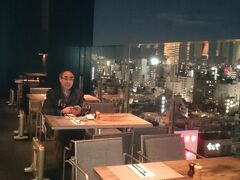 ３軒目！
テラス席(笑)
他のお客さんはみんな屋内。
こんな冬の夜に外で飲む人はいない(笑)

私はここが良かった(*^-^*)
ひざ掛けと足元には電気ストーブ。
ただ、電気ストーブが故障中(笑)
