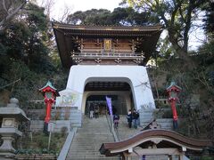 江島神社　瑞心門

江島神社は552年、欽明天皇の勅命で、岩屋に宮を建てたのがはじまりとされる。
安芸の宮島、近江の竹生島と並ぶ日本三大弁財天の一つ。
江島神社は、辺津宮・中津宮・奥津宮の三つの宮からなり、縁結びのパワースポットとしても大人気。