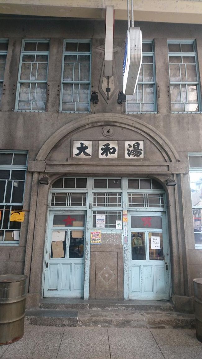 駅前のホテルを9時前に出てきたら……<br />どこもかしこも開店前。<br /><br /><br />