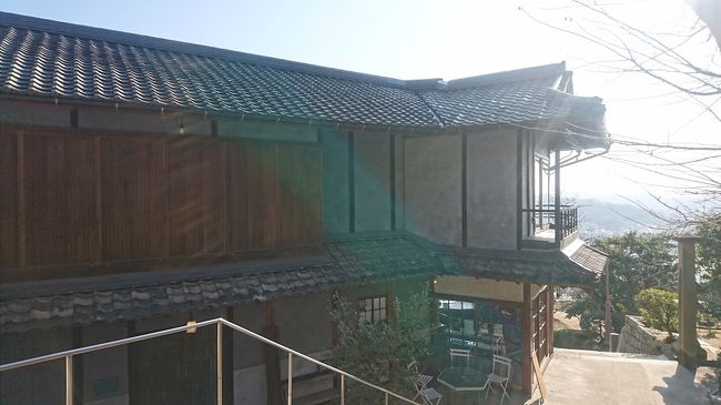 リノベされたおしゃれ建物。<br />カフェと雑貨屋さんぽいけど、開店前でのぞくだけ。<br /><br />残念。