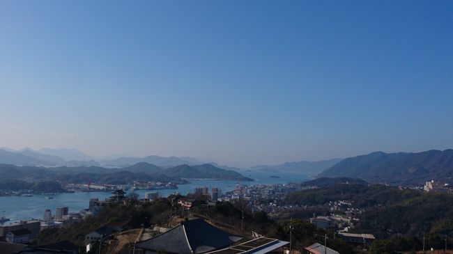 千光寺を早々に後にし、てっぺんの展望台へ。<br /><br />足がピクピクぷるぷる、<br />息はぜーぜーですが、<br />360度の眺めに、しばし酔いしれます。<br />疲れがふっ飛びます。<br /><br />ちなみに春だと桜がすごいみたいで眼下がピンク色にそまるらしい。