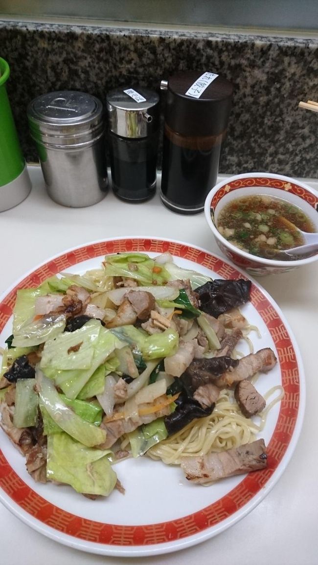 尾道ラーメンで有名な「朱華園」さんへ。<br /><br />土曜日とゆうこともあり、<br />11:00開店の15分後に到着したころには行列。20分程並んで店内へ。<br /><br />以前来たときに、地元のサラリーマンたちがみな焼きそばを食べているのをみて、いつか食べたいと思っていたやきそばを！<br /><br />中華そばの麺に具が乗って、テーブルにある焼きそばソースにて自分で味つけします。<br /><br />もーーーー、これ、すき。<br />個人的には中華そばより焼きそばのほうが美味しかった。