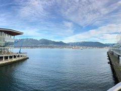 両サイドに観光施設がありました。
Vancouver Convention CentreのEast BuildingとWest Buildingです。左のWestの方に青い大きなニードル(針)のモニュメント、レストラン、水上飛行機ターミナルとかがあって楽しめそうです。