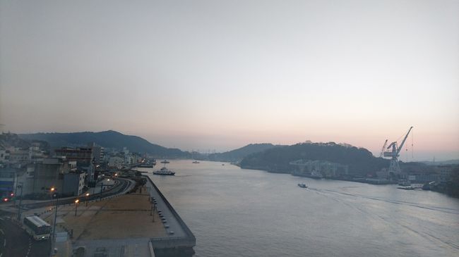 3日目のはじまり。<br /><br />ホテルから朝日にうっすら染まる尾道水道。