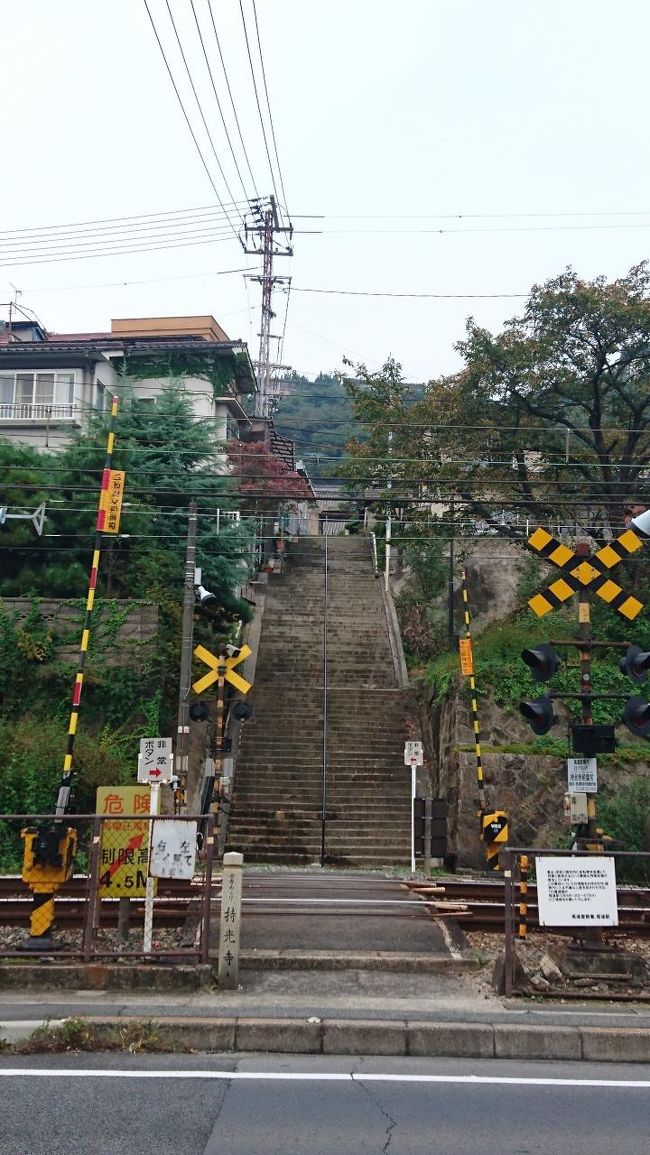 線路越しの階段。<br /><br />