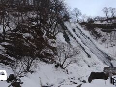 斜めに流れ落ちる滝。
今年は一部氷ついていて滝が流れ落ちる部分が狭いような気が。