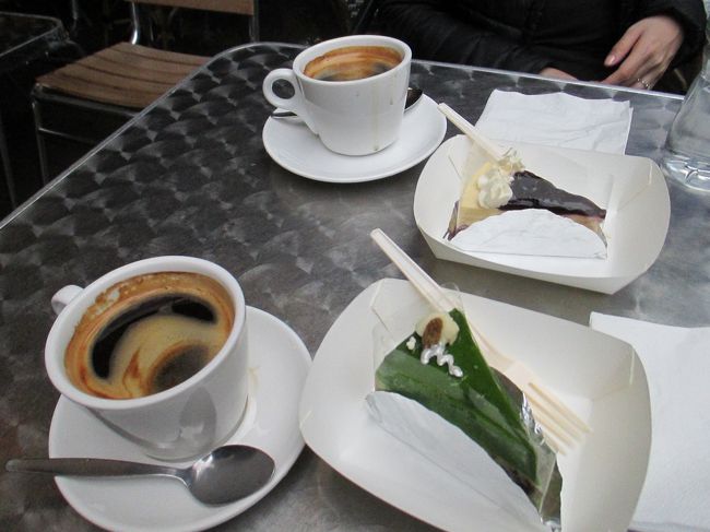 緑茶ケーキとブルーベリーチーズケーキ。