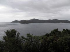 瀬戸内町のマネン崎展望所から加計呂麻島を望む。

うねうねした複雑な海岸線。
まるで瀬戸内海の島々を見ているみたい。

あーあ、ここも晴れてたら絶対きれかろう・・・