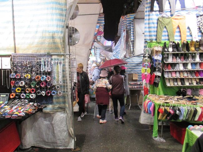 女人街から男人街へ、自分用のシャツやストールを購入。