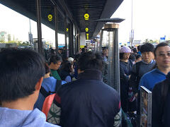 台北駅近くで、昼食のため並びます。