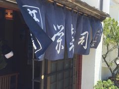 島寿司が食べれるのは「栄寿司」。
入れなくなるのはいやなので、並んで待ちます。（暇とも言う）