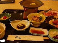 ホテルの夕食。
オショロコマという川魚が珍しい。そのほか海鮮肉とバランスの良いセットメニューだった。