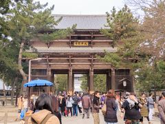 それでは、東大寺へ
こちらはアジアからの観光客が多い所でした。
中国と韓国系が多かったのかな。

韓国語は言葉の強弱が少ないので、会話を聞いていても騒々しく感じません