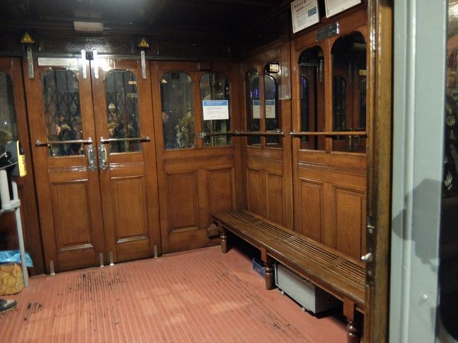 エレベーター内部。