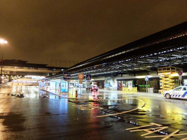 翌日の朝早く空港へ。