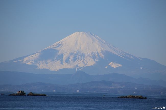 葉山森戸神社前からの富士山曼荼羅図、裕次郎灯台湘南の海 葉山町森戸神社境内裏手の海岸入口に建つ故石原裕次郎記念碑から