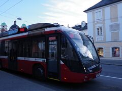 マカルト広場（Makartplatz）の最高級ホテルブリストル（ Bristol）の前には、昨夜、お世話になったオーブス（ＯＢＵＳ）が停まります。
ミラベル庭園には、一つ手前のミラベルプラッツからも入れますが、
庭園の側面から入ることになるので、ここで降りて、正面から入ることをお勧めします。
