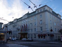 ホテル・ザッハー・ザルツブルク（Hotel Sacher Salzburg）です。
ウィーンでは、ザッハーとデーメルのどちらが正当なザッハートルテか裁判になったことで有名です。
そのデーメルは、モーツァルト広場にあったらしいのですが、閉店したのだとか。
