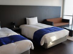 今回のホテルは読谷のTRANSIT　OVERNIGHT　HOTEL
シンプルですがセンス良いインテリアです。
46.4㎡と広いお部屋なので連泊でもストレスありません。