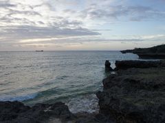 ホテルに戻る前に、残波ビーチで夕日を待ってみますが
本日も厚い雲に覆われています(*_*;
そもそも、この時期の沖縄は曇天や雨が多いので、今日みたくお日さんに恵まれただけ、ラッキーなことでしょう。