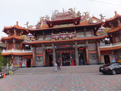 【紫雲巌 台中 2017/01/17】

食事の後、傍にある紫雲巌へ行きました。由緒あるお寺の様で、綺麗な大きなお寺でした。
寺内には蓮池潭の龍虎塔が置かれていました。台湾には龍虎塔のようなもの結構ありますね。ここでは、虎の入口から入って、龍の口から出るようです。
所在地： No. 206, Dajie Rd, Qingshui District, Taichung City, 436
電話： 04 2623 5500
