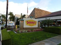 昨日はI-HOPだったので、今日はさらにその先にあるDenny'sで朝食。
大阪に住んでいたころ、職場の近くにあったので
日替わりランチには大変お世話になりましたが、
日本のDenny'sとは名前が一緒ってくらいで、中身は相当アメリカンです。