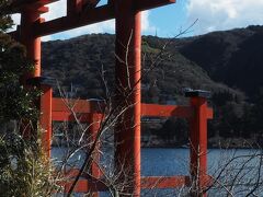 この「平和の鳥居」は昭和２７年、現天皇の立太子礼を記念して造られたそうです。

いまや芦ノ湖を象徴する景色になりましたね。