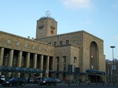 こちらはシュトゥットガルト中央駅。
なぜかベンツのマークが。

もし名古屋駅にトヨタのマークがあったり、横浜駅に日産のマークがあったりしたら、皆どんな気持ちなんでしょうね。