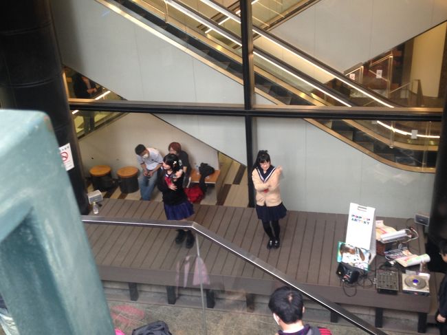 ガスビル地下ではマイナーアイドル高校生？？？が突然お歌を披露。オタク系男子が支えます。