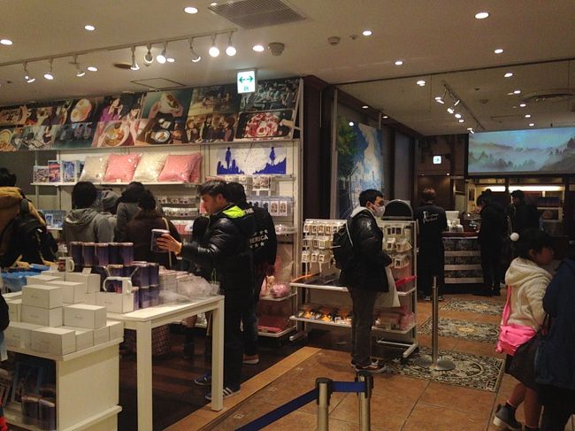 カフェは46組待ちとのことであっさり諦め。