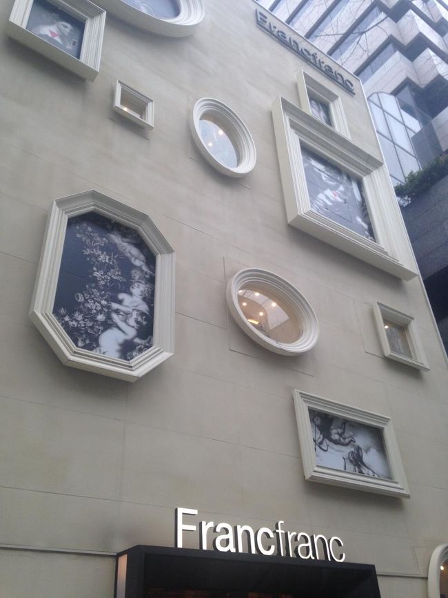 食事用のいすに敷く小さな座布団お買い上げ。しかし混んでました。<br />