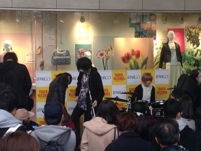 １階ではバンド開演準備中。パルコは若者多し。
