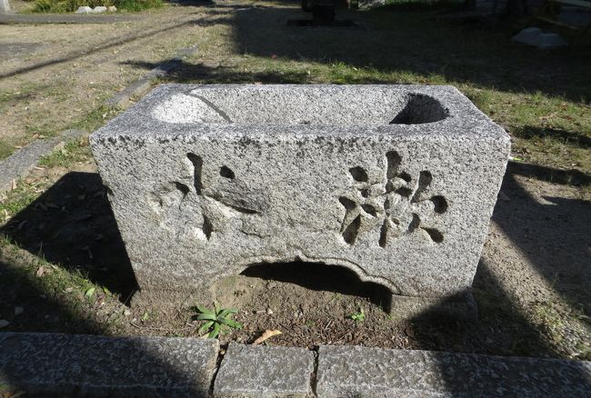 『手水舎(てみずや)』の建物はありませんが、元の場所にそのまま残ったように見えた水盤の光景です。側面に『漱水』の文字がありました。