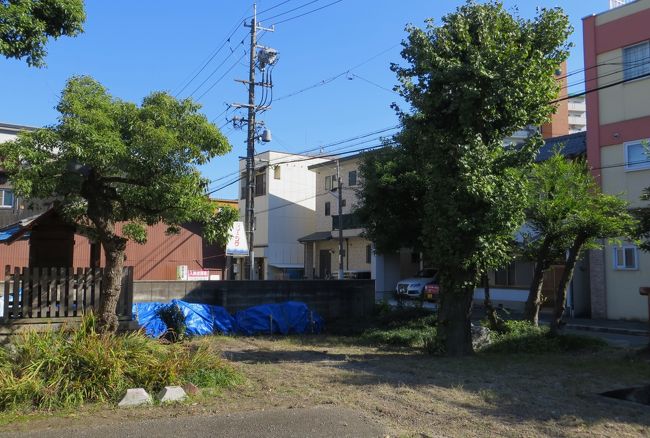 笹社の周りの市街光景です。この写真の右端にも、小さな社が写っていましたが、名前は特定できませんでした。