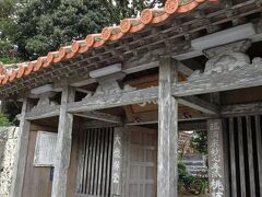 桃林寺
現存する沖縄最古の木造建築だそうです。
入り口に仁王さまがおられました。