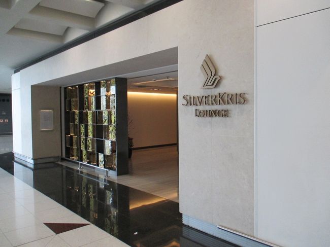 シルバークリフラウンジに入ります。<br />スタアラのラウンジはロイヤルオーキッドラウンジ、ユナイテッドクラブがあります。プライオリティーパスで入れるプラザプレミアムラウンジが２つあるので、香港国際空港はかなり便利です。（プラザプレミアムラウンジはAEL乗り場の地下にもう１つあります）