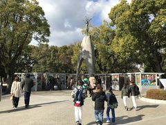 次に、平和記念公園内に入って、原爆の子の像へ。

２歳で被爆し、１０年後に白血病で亡くなった佐々木禎子さんの死をきっかけとして全国的な建立運動の結果、昭和３３年５月５日に完成した「原爆の子の像」。

像の高さは９メートルあり、天井部から鐘がつるされている。
周りには、今もたくさんの千羽鶴がささげられている。
 