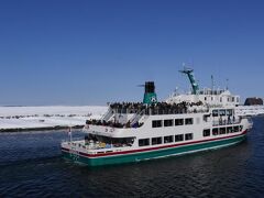 網走の流氷観光船はおーろら号という。
２月のシーズン中は常に２隻体制で運航している様子。

自分の乗り込んだ船より先に向こうの船が発車した。デッキはすごい混雑だ。
