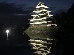 松本城に到着～～～！
ライトアップされていて、お堀に移った松本城もこれまたきれい・・・(*'ω'*)


この日の観光はここまでにして、居酒屋をはしごして松本の夜を楽しみました笑