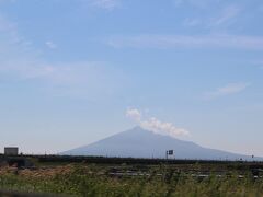 お天気が良かったので目の前に見える岩木山が
まさに津軽富士と言われるのが納得の形。
登るの大変な山だと思っていたけど、
車で途中まで行けるのですね。
次回は行ってみたいな。
夫の単身赴任がいつまでかはわからないけど。