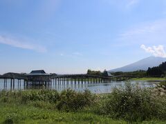 「大人の休日倶楽部」のCMで吉永小百合さんと映っているのをみて
行ってみたいと思った『鶴の舞橋』。
無料の駐車場は休日だというのに結構あいていた。
申し訳ないけどありがたい。

ちょっと歩くと見えてきた。
バックに岩木山が見える日本一の木造の三連太鼓橋「鶴の舞橋」は
素敵な眺め。

あまり晴れ女晴れ男というメンバーではないけど晴れてよかった。

