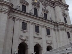 モーツァルト広場近くにある大聖堂へ