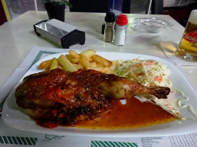 お店の一押しの鶏肉のソテーを注文。この一皿、フライドポテトとコールスローが付け合わせでたった４ユーロ。安いです。<br /><br />ちょうど、チャンピオンズリーグのレアル・マドリード対マンチェスター・シティが放映されていたので、試合終了まで、他のお客さんと一緒に応援。<br />お店のテレビに向かって右側が英国、左側がスペインの応援と、真っ二つに分かれていたのが、面白かったです。