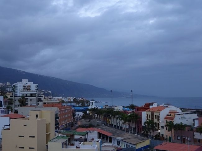 テラスから南方面の眺望。<br />今日は雲が多いですね。