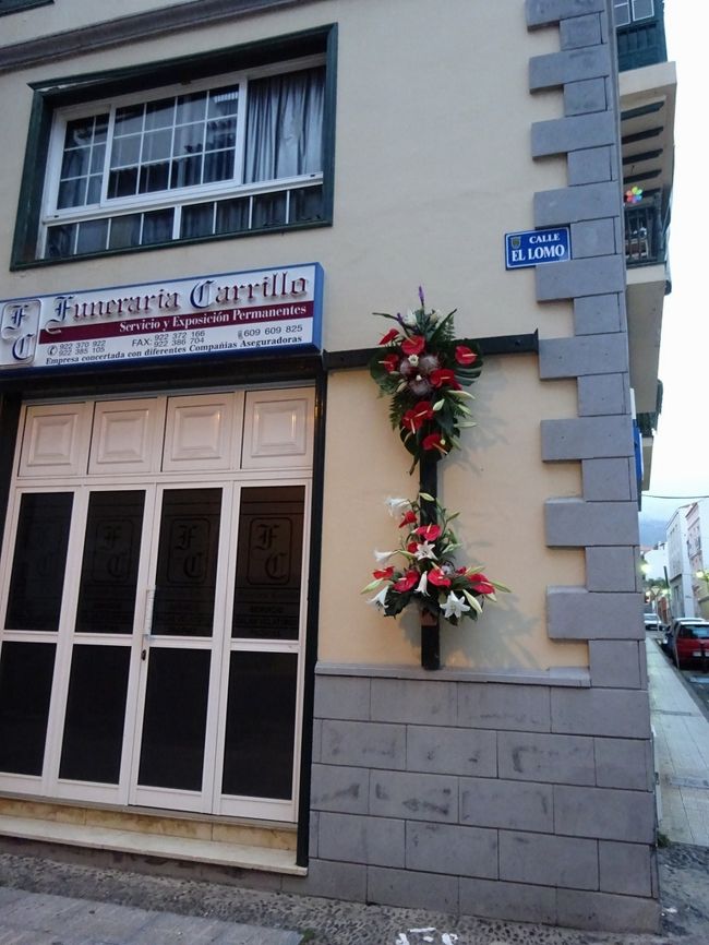 十字架の日の十字架。まだまだ街中に飾られています。<br />今日も十字架を探しながら歩いていきましょう。